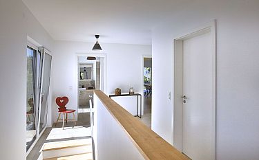 Heller Flur mit Treppe