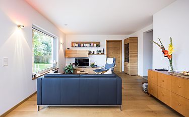 Moderner Wohnbereich mit Sofa