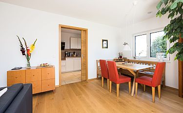 Essbereich mit rotem Stuhl