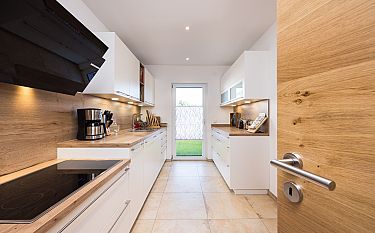 Moderne weiße Küche