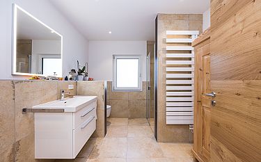 Modernes Badezimmer mit Holzschrank