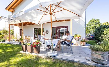 Paar entspannt auf Terrasse