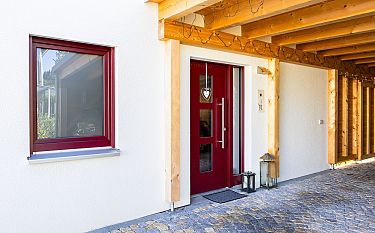 Eingang mit roter Tür