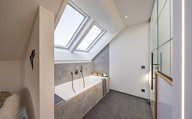 Modernes Badezimmer mit Badewanne