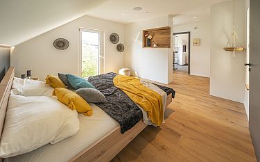 Modernes Schlafzimmer mit Holz