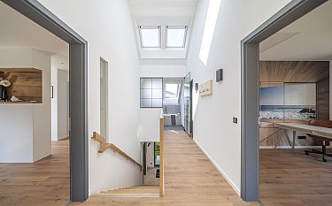 Moderner Flur mit Treppe