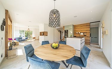 Moderner Essbereich und Küche