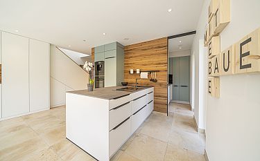 Moderne Küche mit Insel