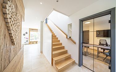 Moderner Flur mit Treppe