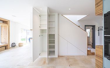 Offener Einbauschrank unter Treppe