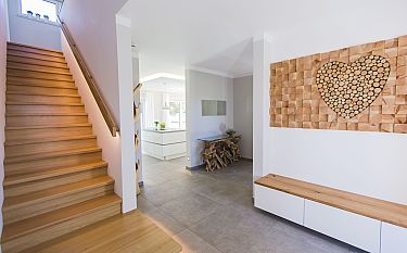 Moderner Eingangsbereich mit Treppe