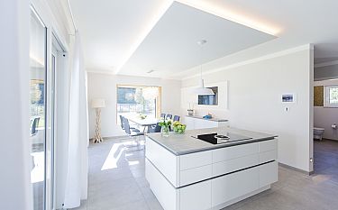 Moderne weiße Küche