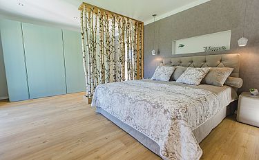 Modernes Schlafzimmer mit Birkenraumteiler