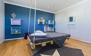 Hängendes Bett im Kinderzimmer