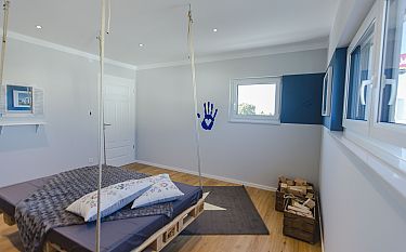 Hängendes Bett im Kinderzimmer