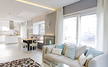 Modernes Wohnzimmer mit Essbereich