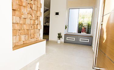 Eingangsbereich mit Holzdeko