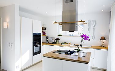 Moderne weiße Küche