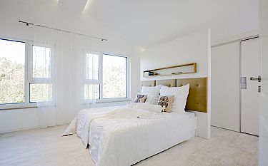 Modernes helles Schlafzimmer