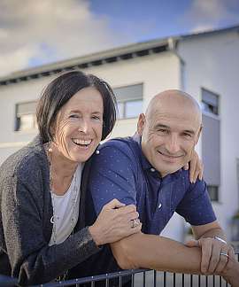 Lächelndes Paar vor Haus