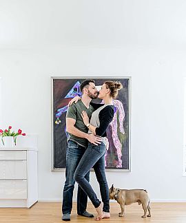 Paar umarmt sich mit Hund