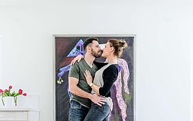 Paar umarmt sich mit Hund