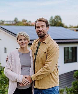 Schwangeres Paar vor Haus