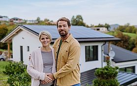 Schwangeres Paar vor Haus