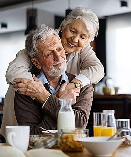 Älteres Paar umarmt sich