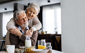 Älteres Paar umarmt sich