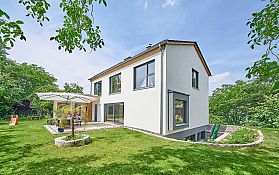 Modernes Einfamilienhaus mit Garten