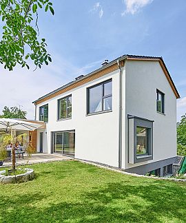Modernes Einfamilienhaus mit Garten